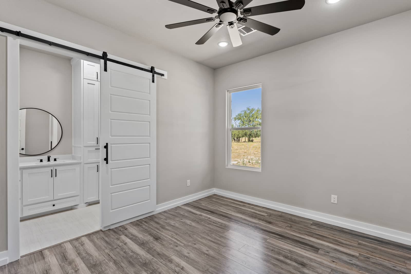 Guest bedroom with a sliding door to the bathroom at 265 Sunday Drive